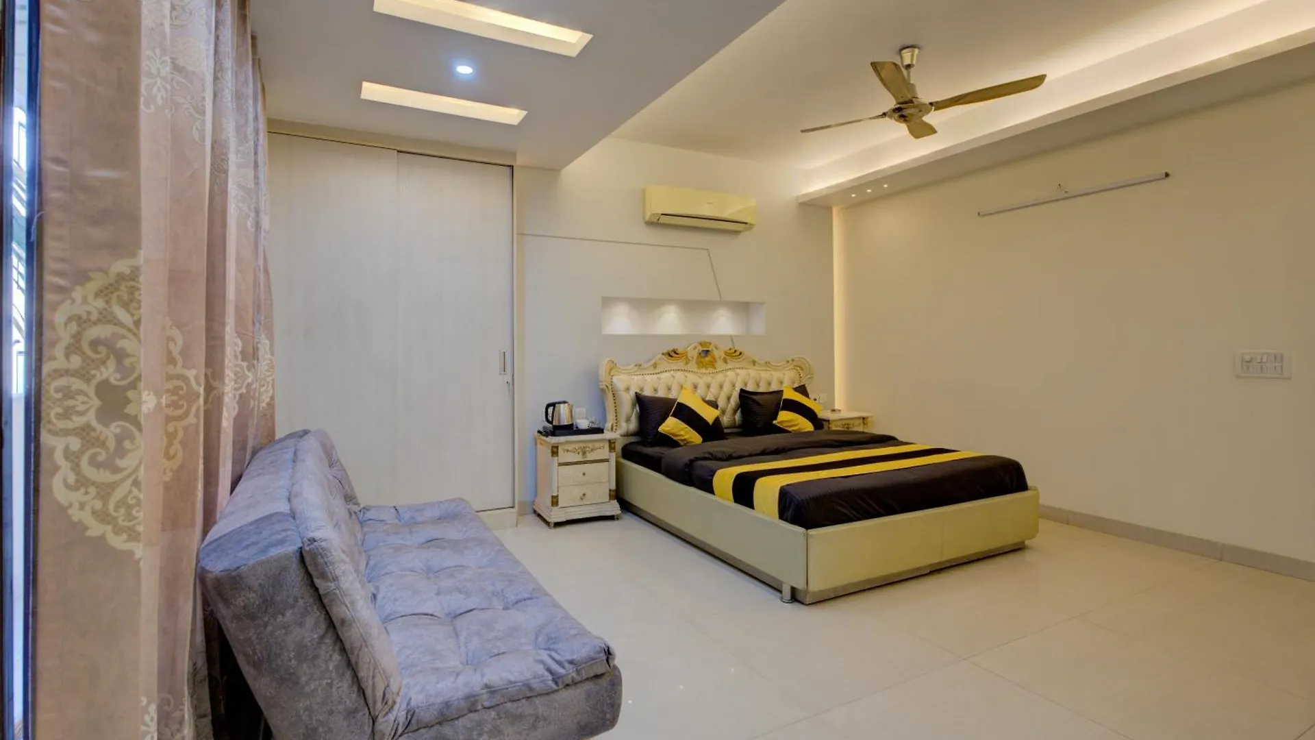 Amrit Hotel - Hotel & Banquet,Sector 32 Gurgaon