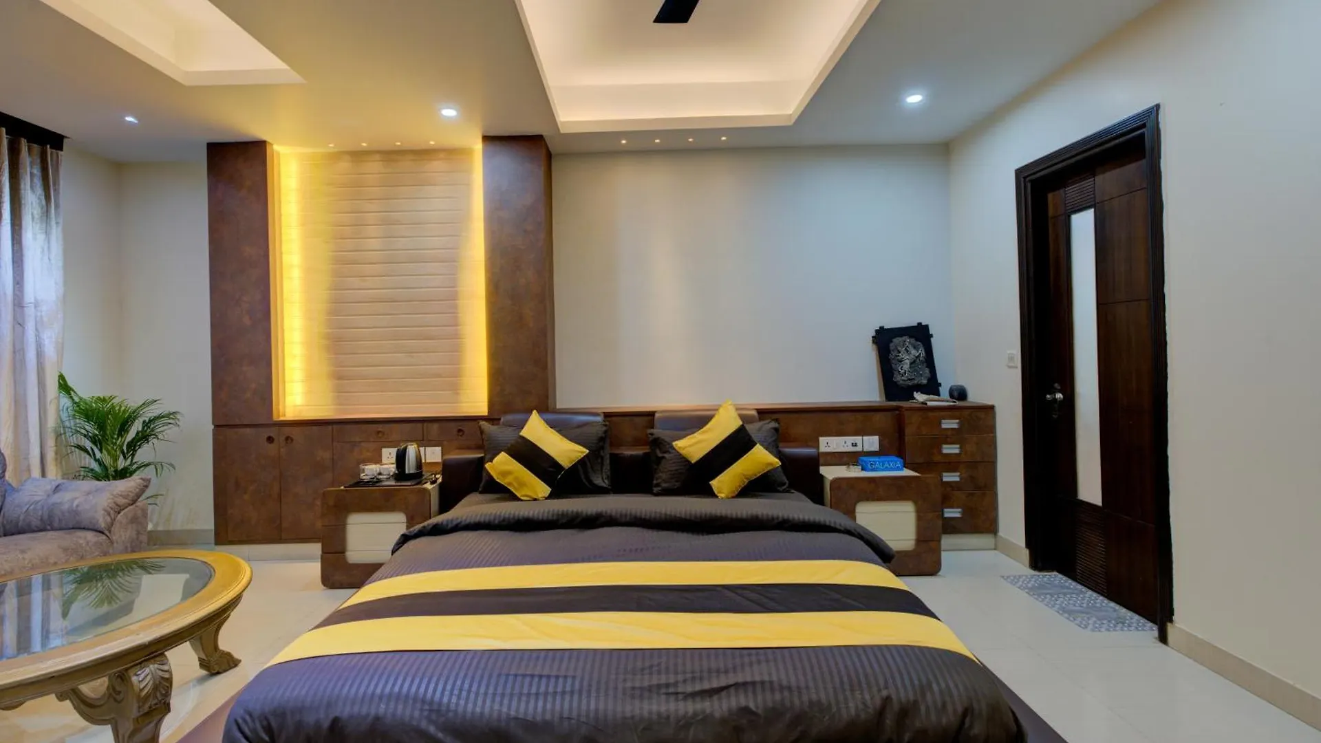 Amrit Hotel - Hotel & Banquet,Sector 32 Gurgaon