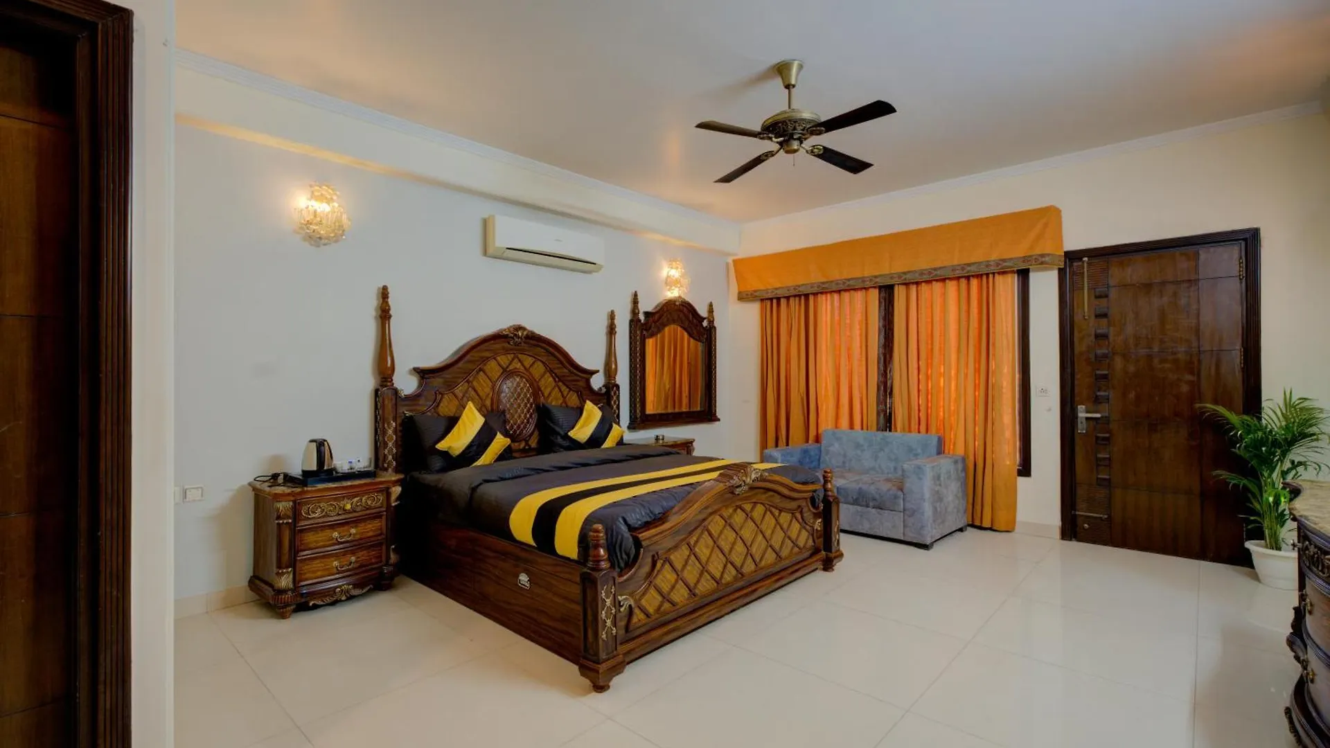 Amrit Hotel - Hotel & Banquet,Sector 32 Gurgaon