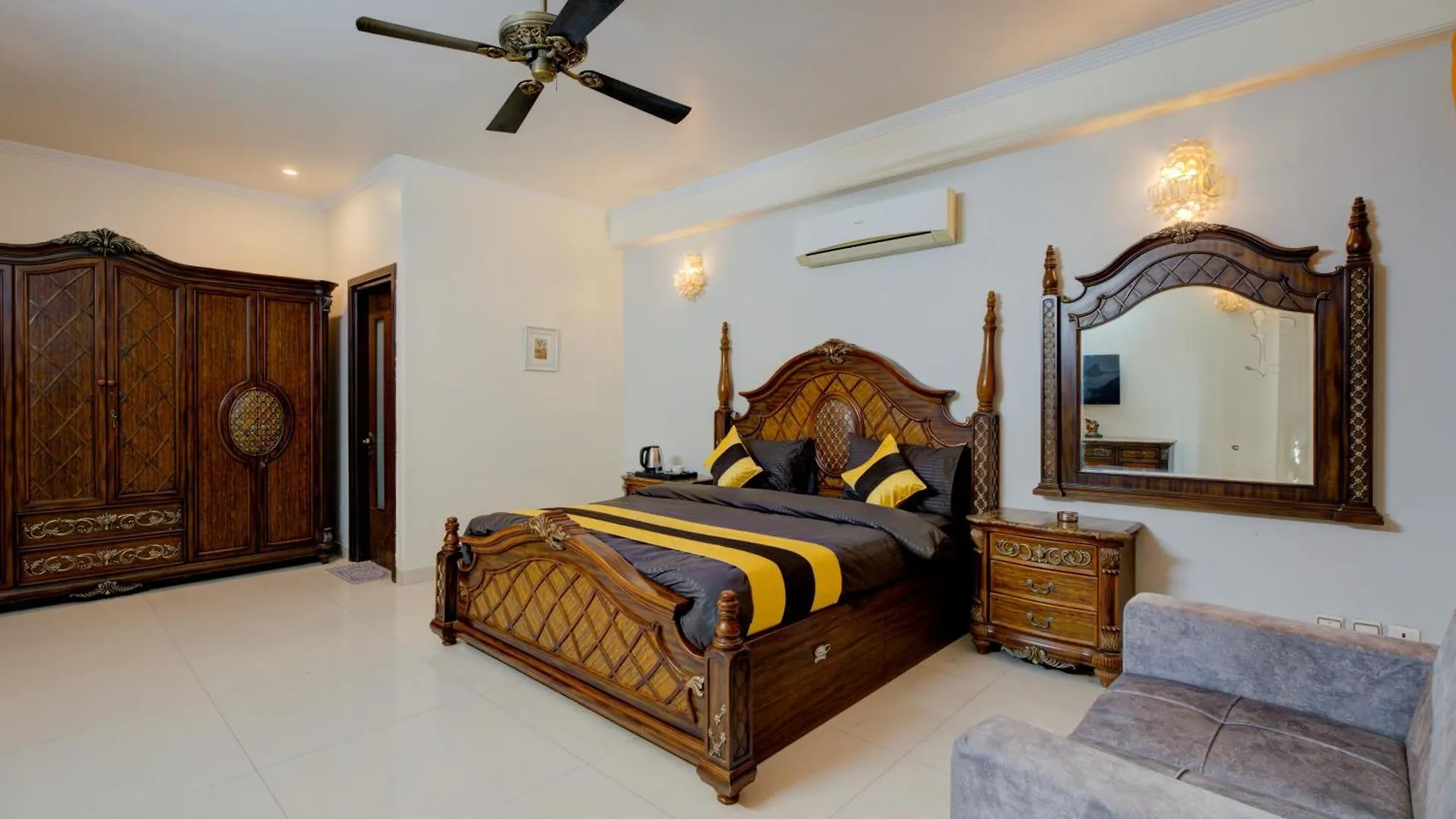 Amrit Hotel - Hotel & Banquet,Sector 32 Gurgaon